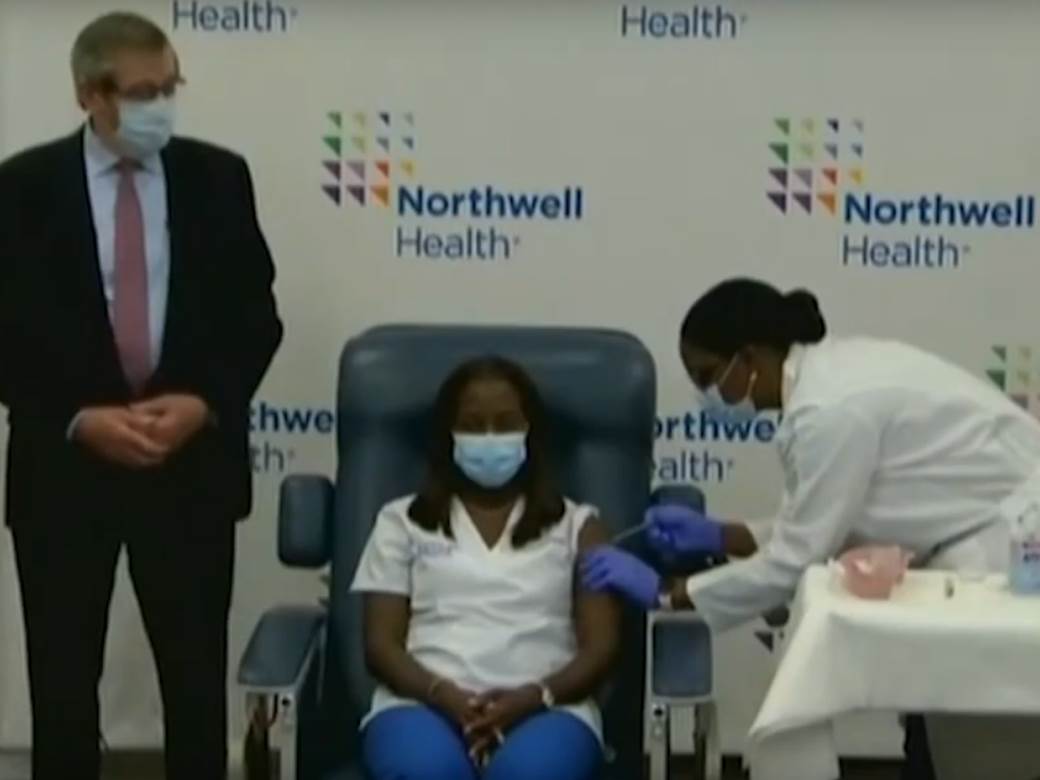  Počela vakcinacija u SAD-u: Medicinska sestra prva primila vakcinu protiv korone, evo šta kaže VIDEO 