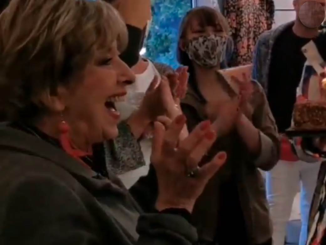  Kolege joj na setu priredile iznenađenje za pamćenje: Ceca Bojković proslavila 73. rođendan! (VIDEO) 
