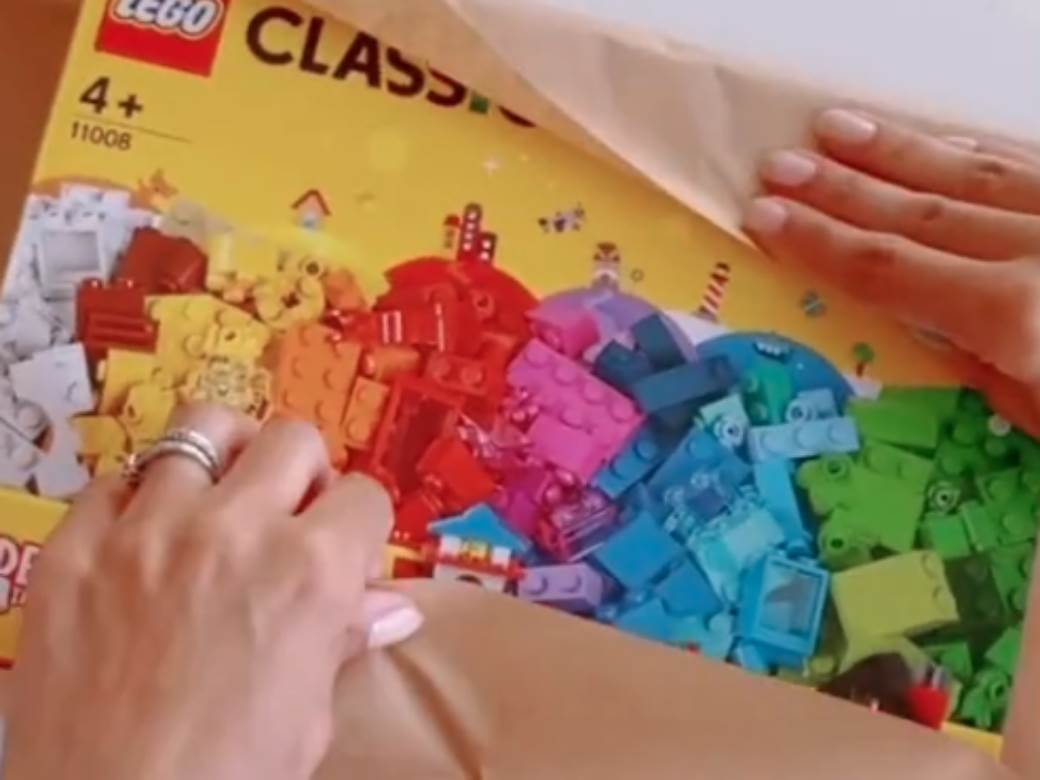  Najbolji novogišnji trik, ima milione pregleda: Kako da spakujete poklon kada nemate dovoljno papira (VIDEO) 