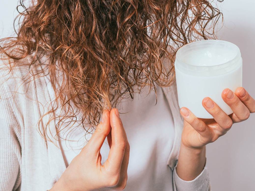  Napravite sami domaću masku za njegu kovrdžave kose tokom zime 