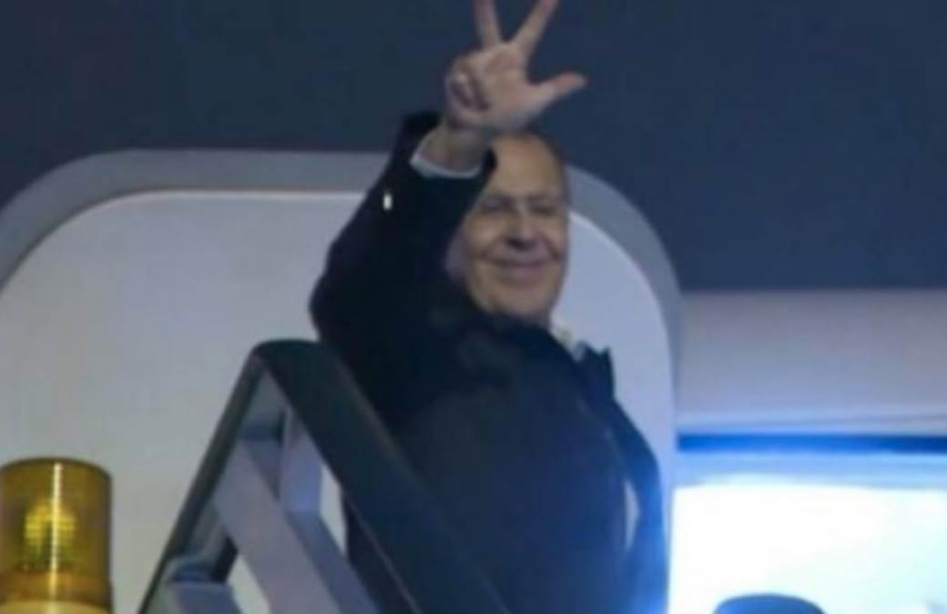  Lavrov pri odlasku iz Srbije podigao tri prsta (FOTO) 