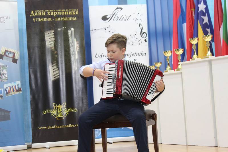 Čestitke i od predsjednice Srpske: Desetogodišnji Đorđe Perić među pet najboljih harmonikaša u svijetu 
