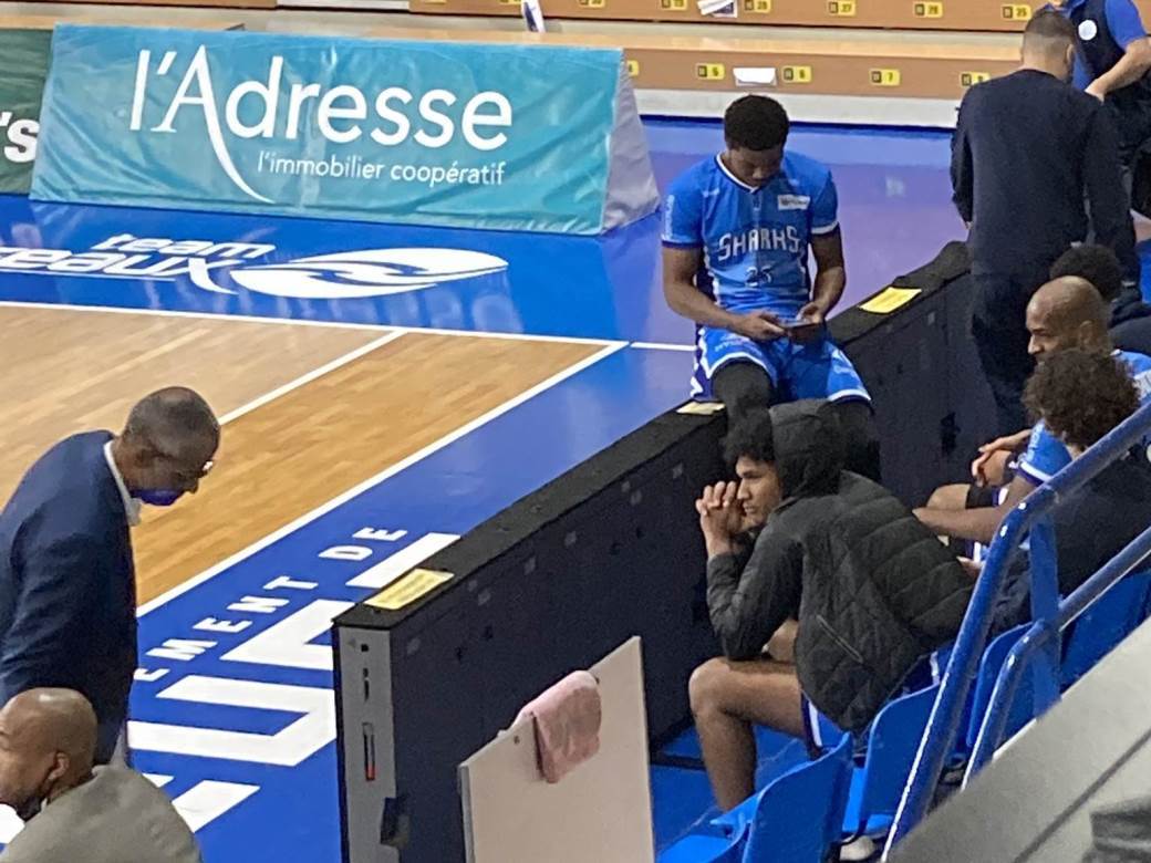  Košarkaš iz francuskog drugoligaša koristio telefon tokom utakmice 
