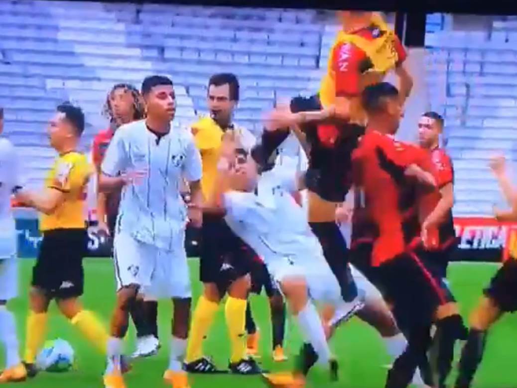  Ovo je za zatvor, igrač dobio kopačkom u lice: Tuča na meču kadeta, ceo Brazil je u neverici! (VIDEO 