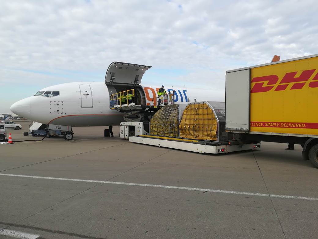  Srbija dobila vakcinu! Prve doze "Fajzerove" vakcine već stigle na beogradski aerodrom! (FOTO) 