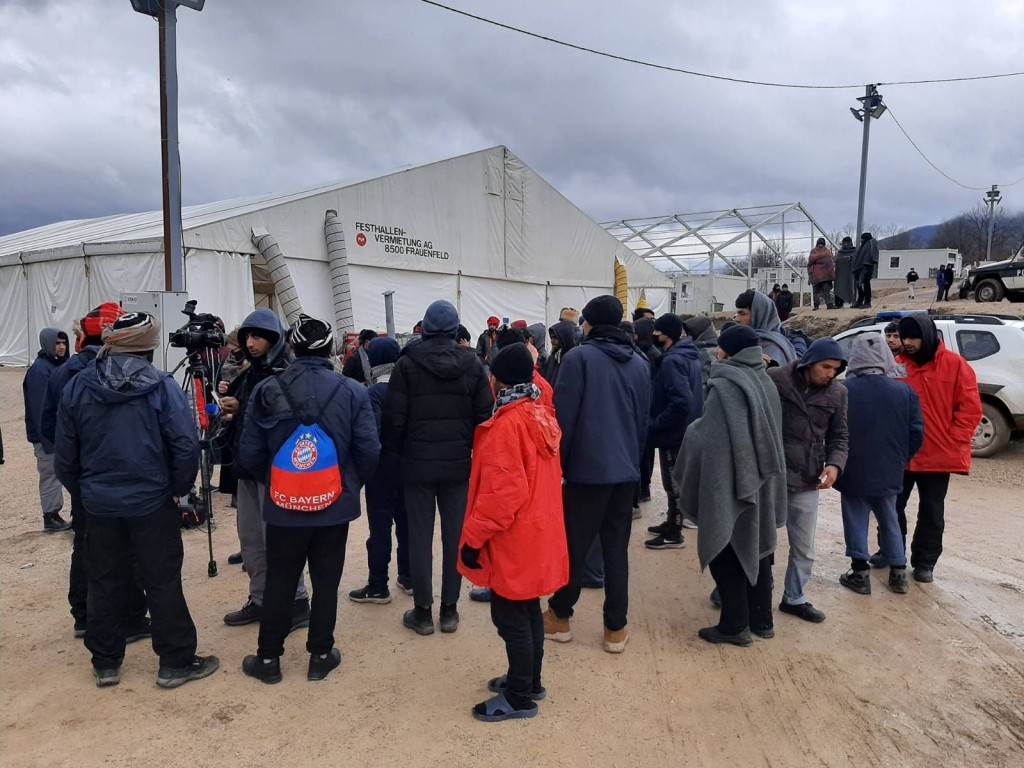  Čekaju premještanje: Migranti iz kampa Lipa noć proveli u autobusima 