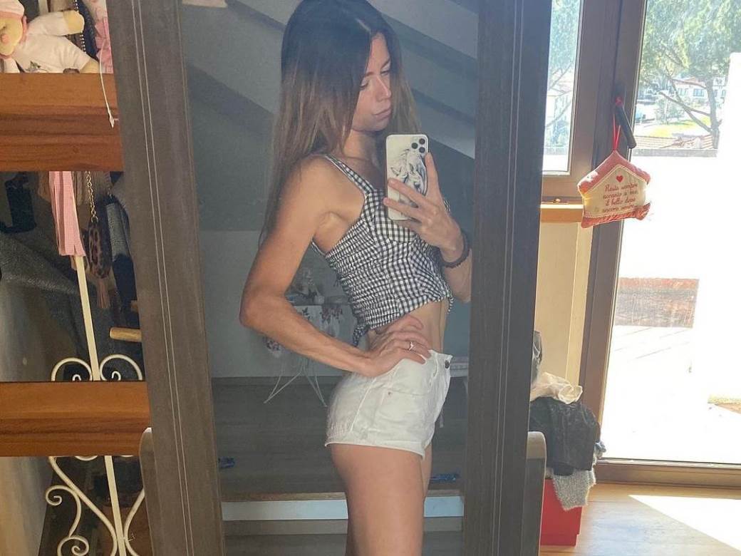  Kamila Đorđi Skinula se poznata italijanska teniserka: Crveni donji veš i čestitka za Božić! 