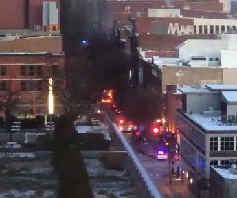  Pojavio se snimak eksplozije u Nešvilu: Stanarima preko razglasa naređena evakuacija, stanovi su im oštećeni (VIDEO) 