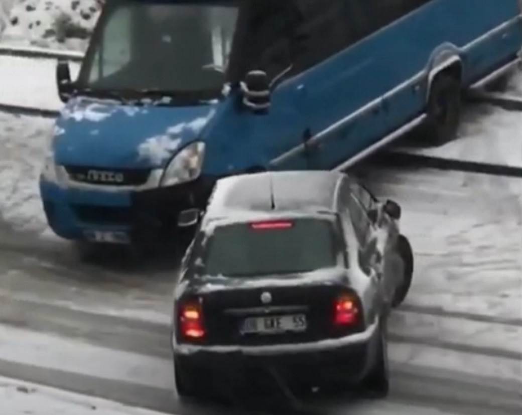  Ledeni haos u Ankari: Ulice zaleđenje, automobili totalno bez kontrole (VIDEO) 