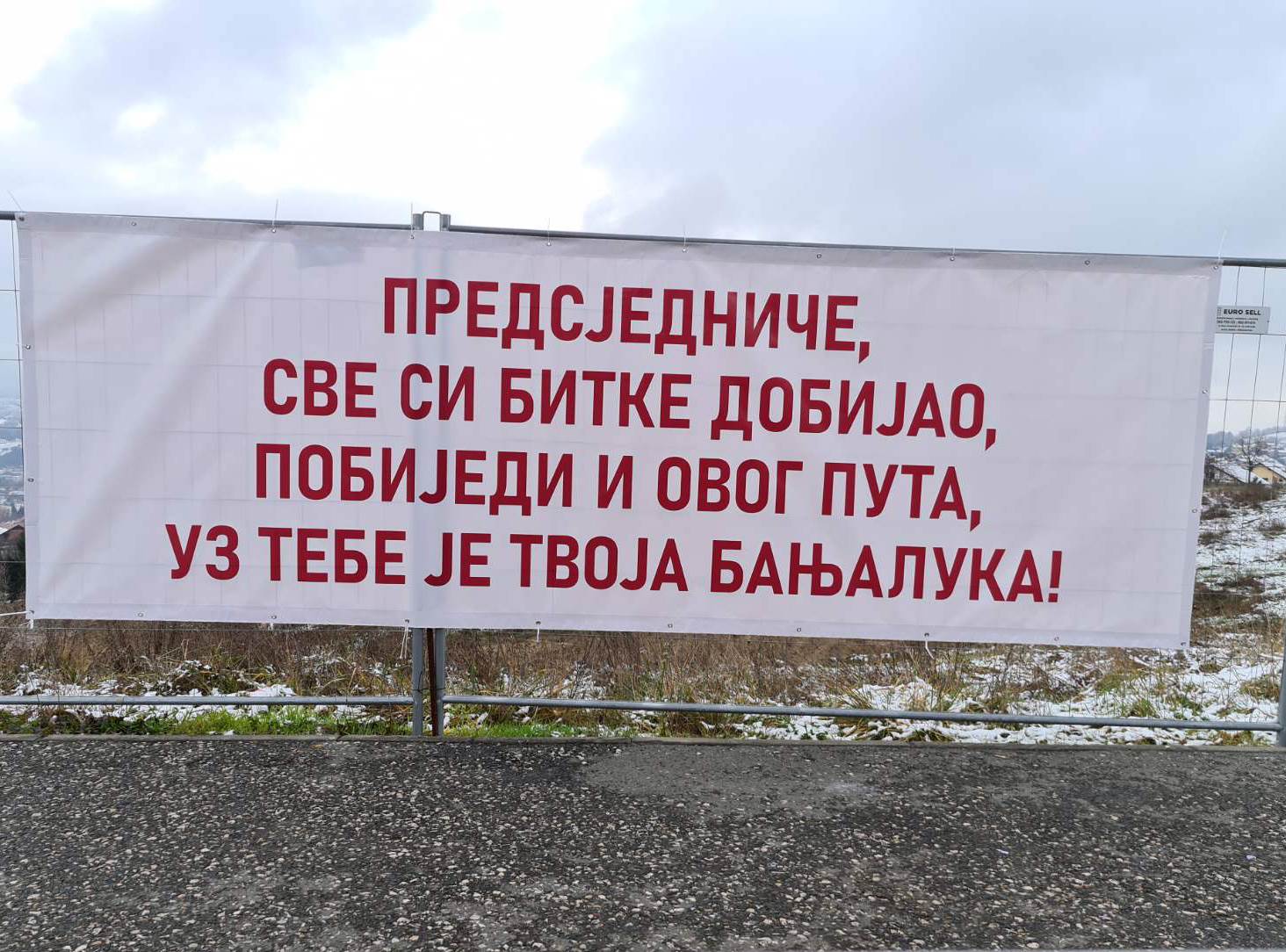  Poruka za Dodika na panou ispred UKC-a RS (FOTO) 
