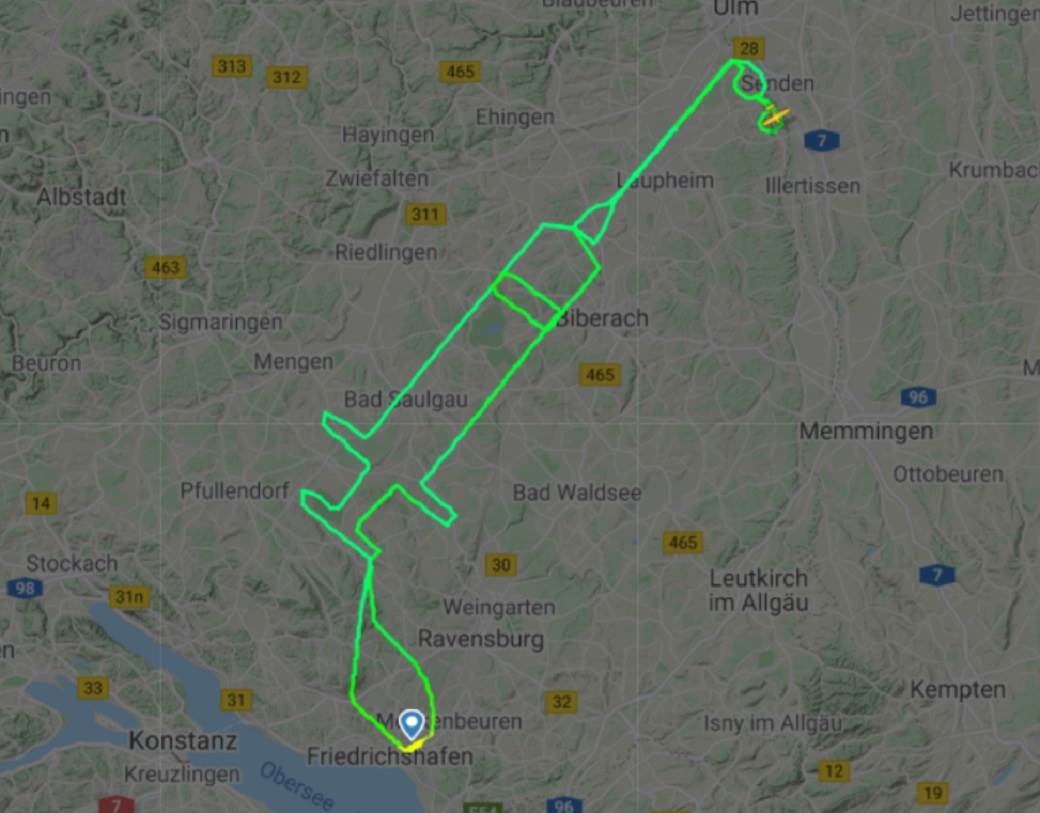  Dobro ste vidjeli - to je špric na nebu! Njemački pilot odlučio da proslavi početak vakcinacije i postao hit na mrežama 