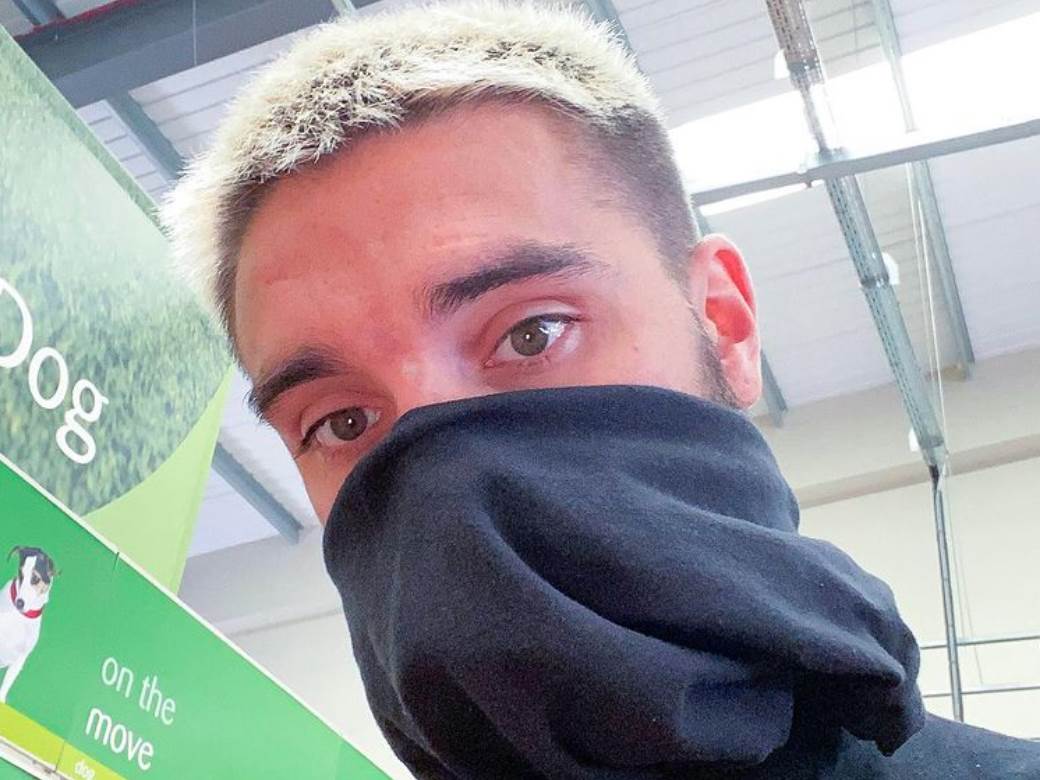  Pjevač saopštio da ima tumor na mozgu: Slikom iz bolnice i potresnom porukom rasplakao mnoge! (FOTO) 