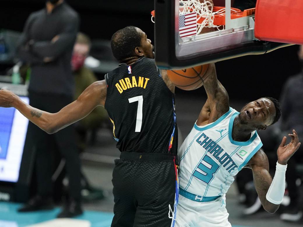  Surovo zakucavanje koje će Durent sanjati: "Strašni Teri" poletio, skočila cijela klupa! (VIDEO) 