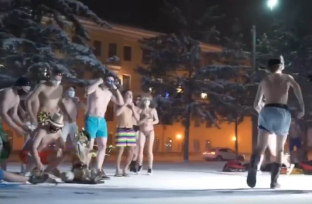  Rusija: Skinuli se goli u Sibiru pa napravili žurku na -39 (VIDEO) 