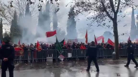  Pobuna zbog Zakona o slobodi vjeroispovijesti u Podgorici: Okupljeni iz "patriotskih snaga" viču "IZDAJA" (VIDEO) 