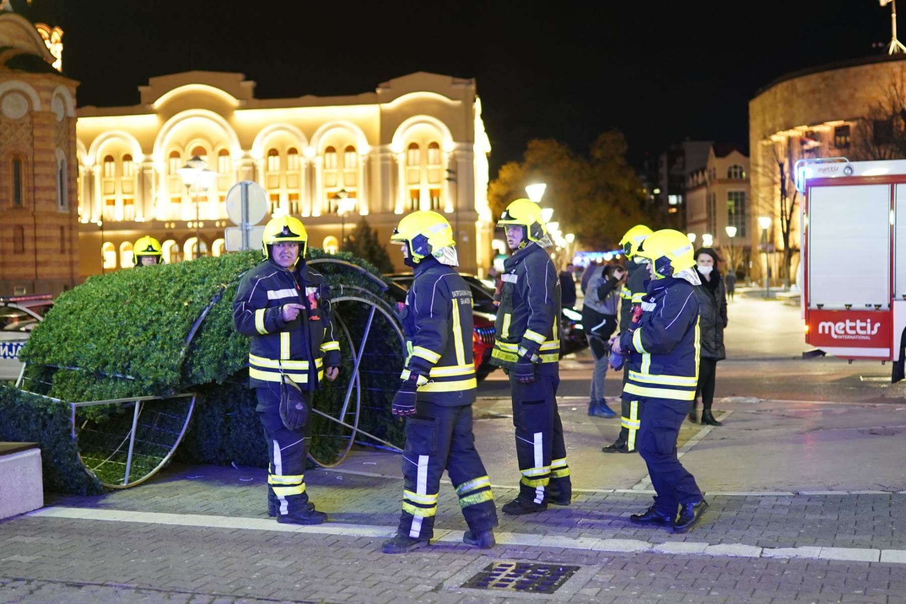  Drvo palo na automobil u Banjaluci 
