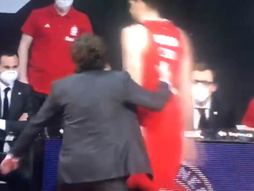  Andrea Trinkijeri pobesneo, oterao Hrvata sa meča: Sledeći put ću da ga pošaljem na auto-put! Bajern 