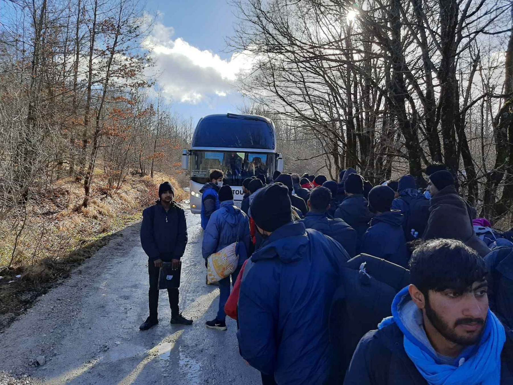  Vlada HNK ne želi migrante u Konjicu, noć će provesti u autobusima 
