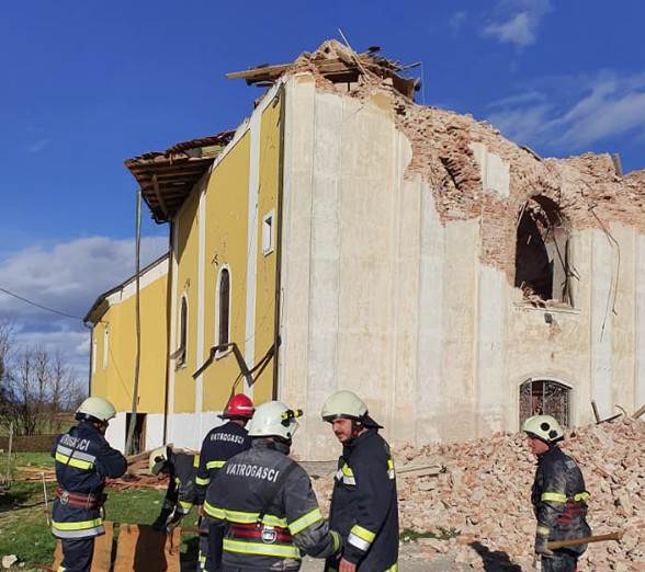  Potpuno uništena crkva kod Siska: Potraga za još dvoje ljudi u ruševinama (FOTO) 