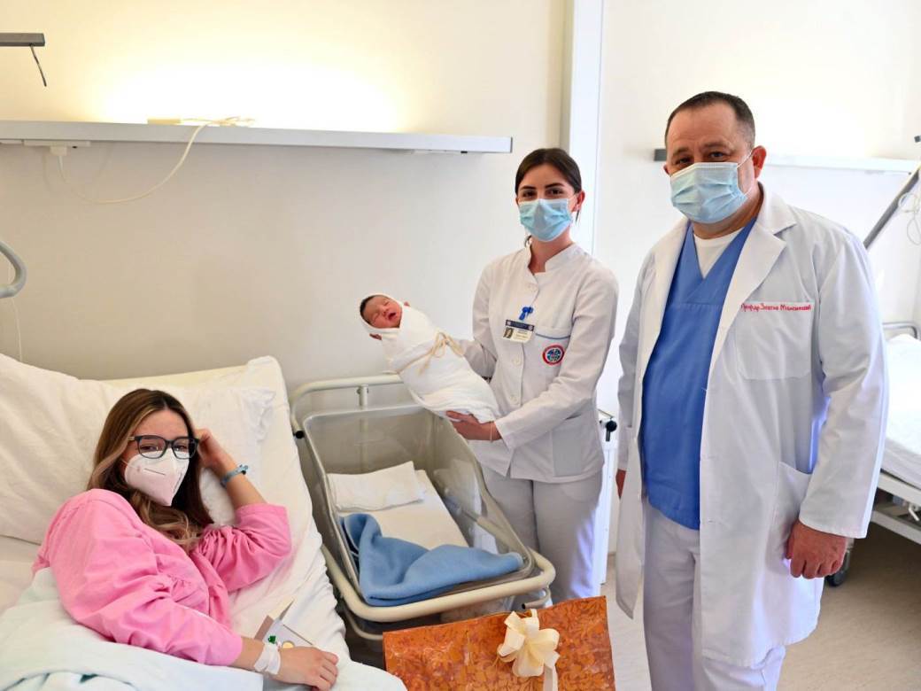  Dječak iz Bijeljine prva beba u Srpskoj, uručen zlatnik predsjednika 