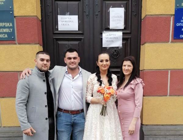  Kostajnica: ''Našu ljubav ni zemljotres ne može da poljulja" 