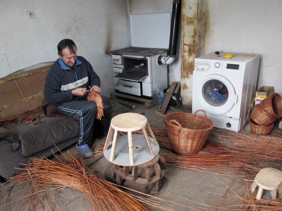  Bavi se korparstvom 35 godina, isplete 10 korpi dnevno 