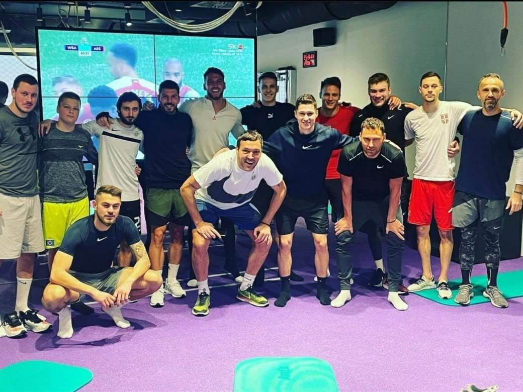  Traži ga Zvezda, on trenira sa fudbalerima Partizana: Tošić u društvu Stojketa, Jojića, Markovića, Džigija (FOTO) 