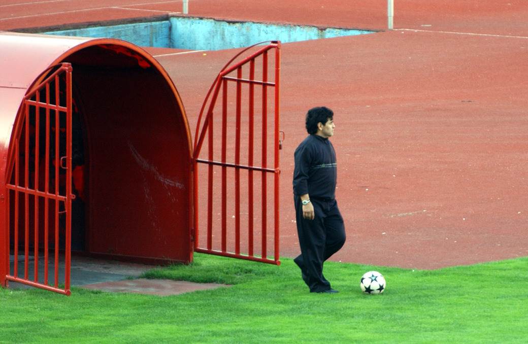  Maradona je bio jednostavan i skroman: Najbliži saradnik se seća Dijega i poredi ga za Zidanom! 