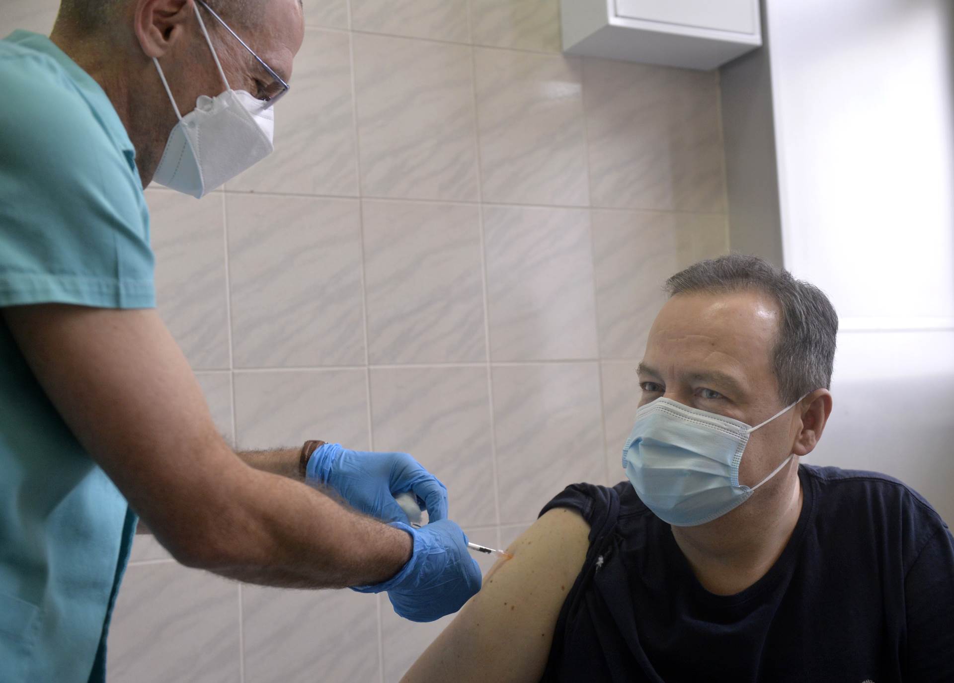  Dačić i Vulin primili rusku vakcinu "Sputnjik V" 