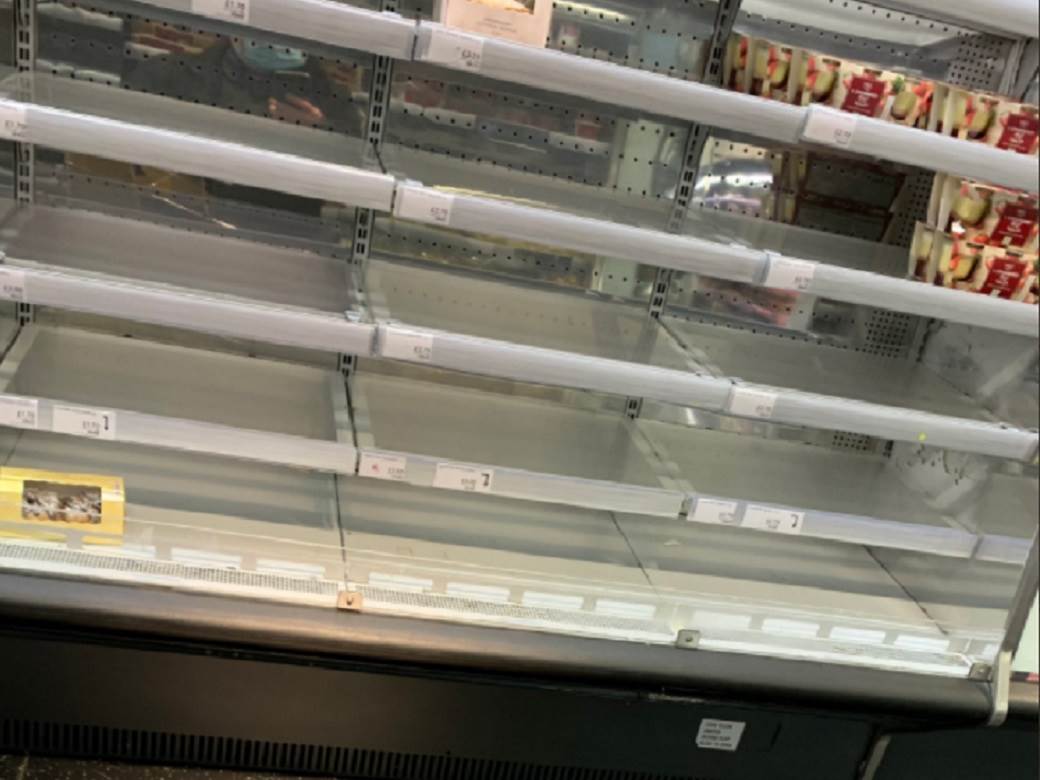  Opustošeni rafovi u Velikoj BritanijI: Građani panično skladište namirnice, opšta pomama za hljebom i toalet papirom! 