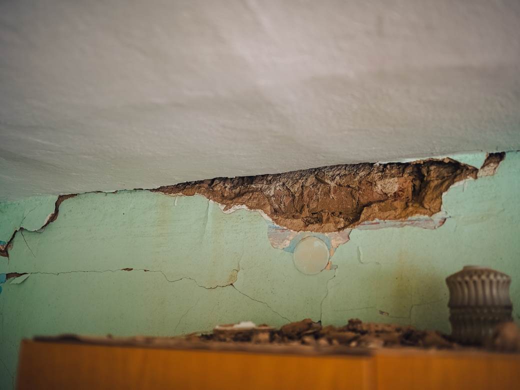  Godinu dana od zemljotresa: Desetine porodica i dalje žive u kamp-kućicama i prikolicama 