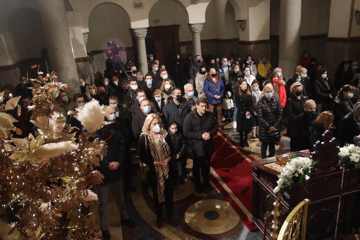  Badnje veče proslavljeno ispred hramova širom RS 