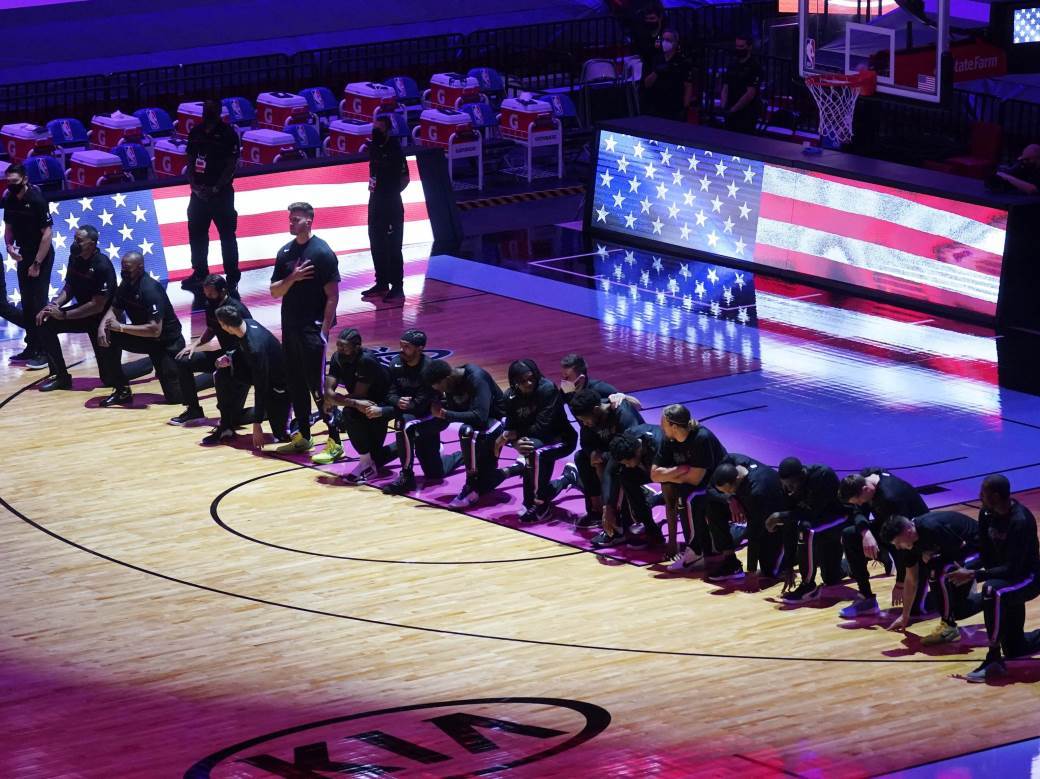  NBA igrač odbio da klekne zbog nereda u SAD: Svi su osudili njegovu reakciju Majls Leonard 