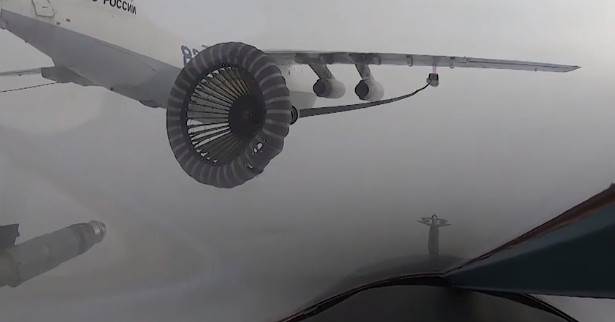  Nevjerovatan snimak dosipanja goriva ruskim lovcima: Pri brzini od 700 km na sat uspješno obavljeno tankanje (VIDEO) 