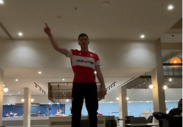  "Ja sam momče sa Kosova...": Stigao u Zvezdu i odmah kupio navijače pesmom! (VIDEO) 