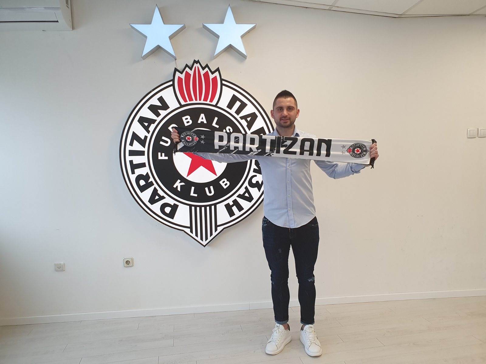  Marko Živković potpisao novi ugovor u FK Partizan 