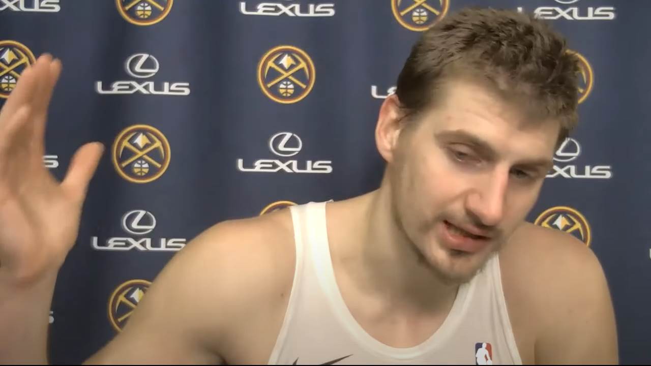  Hit - Jokić izašao u majici na bretele: Srbi, Rusi - njima je sve to isto! 