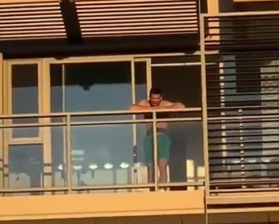  Novak Đoković molio navijače - Oslobodite nas! Izašao je na balkon i obratio im se (VIDEO) 