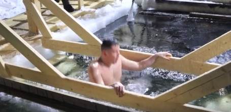  Rusi obilježili Bogojavljenje: Ni temperatura od -20 nije spriječila najhrabrije da se kupaju u ledenoj vodi 