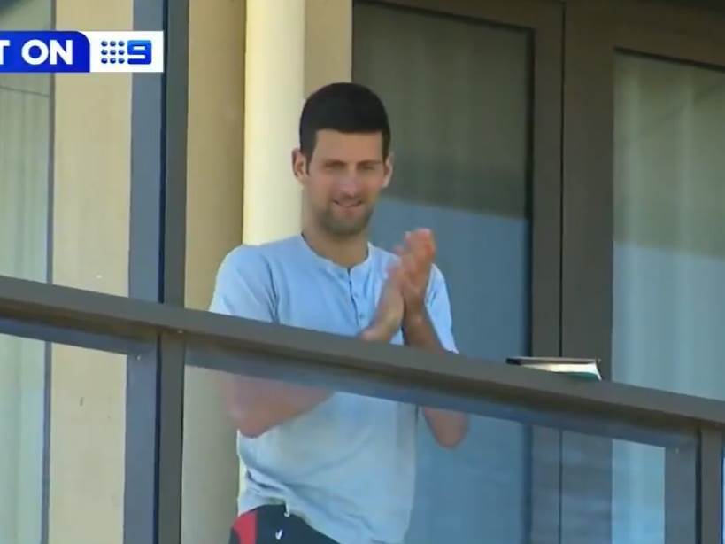  Đoković je čitao knjigu i čuo poznati zvuk... Pogledao je na ulicu i počeo da aplaudira od sreće! 