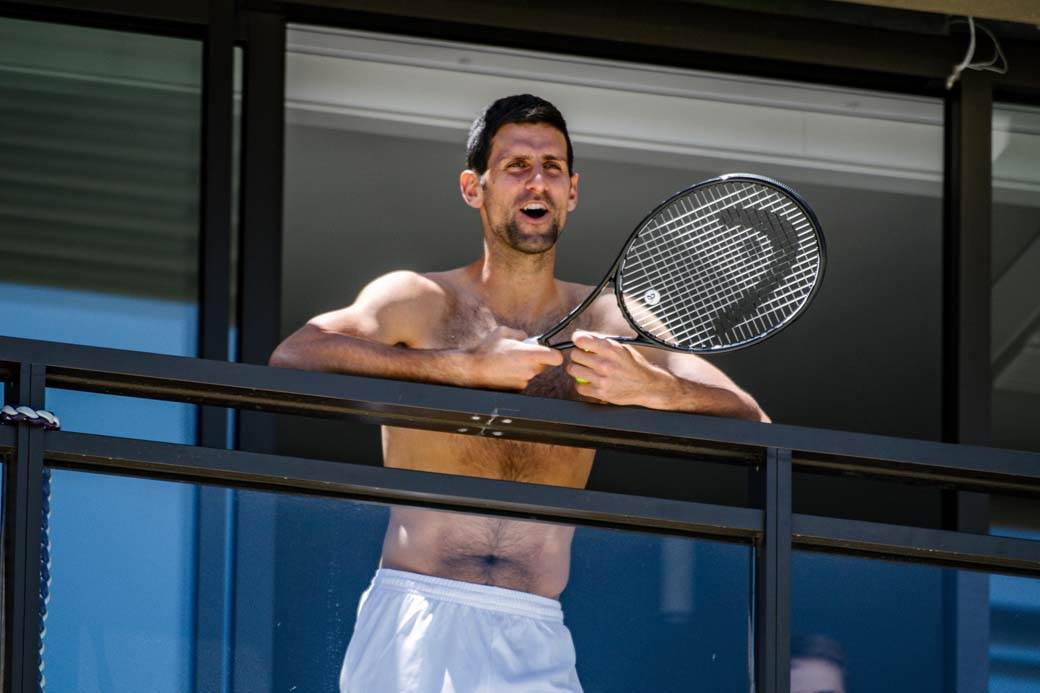  Novak trenirao golišav na terasi, novinari se šunjali: Nema potrebe da se krijete, slobodno se pomjerite! (FOTO) 