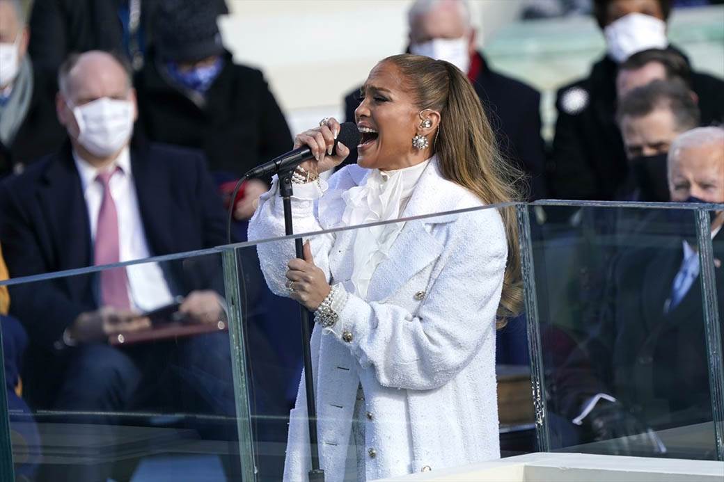  Nastupi koje je čekao cijeli svijet: Moćna Džej Lo sva u bijelom poslala jaku poruku, Lejdi Gaga u balskoj haljini! 