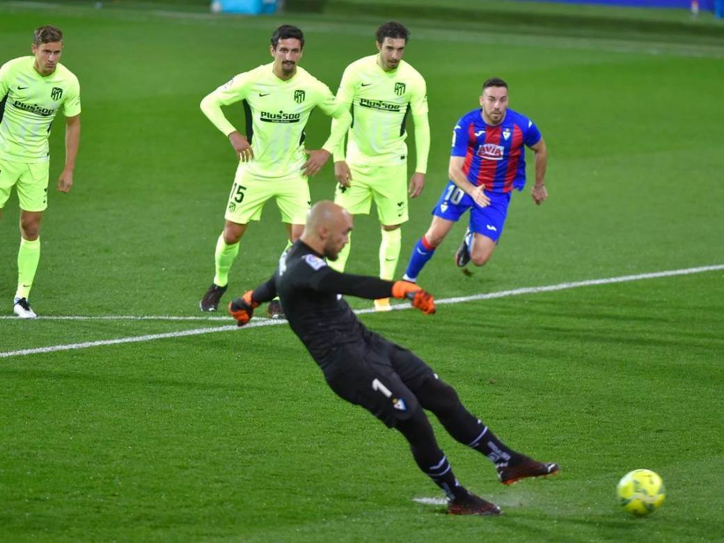  marko-dmitrovic-promasen-penal-promasio-golman-kadiz-eibar-primera-la-liga 