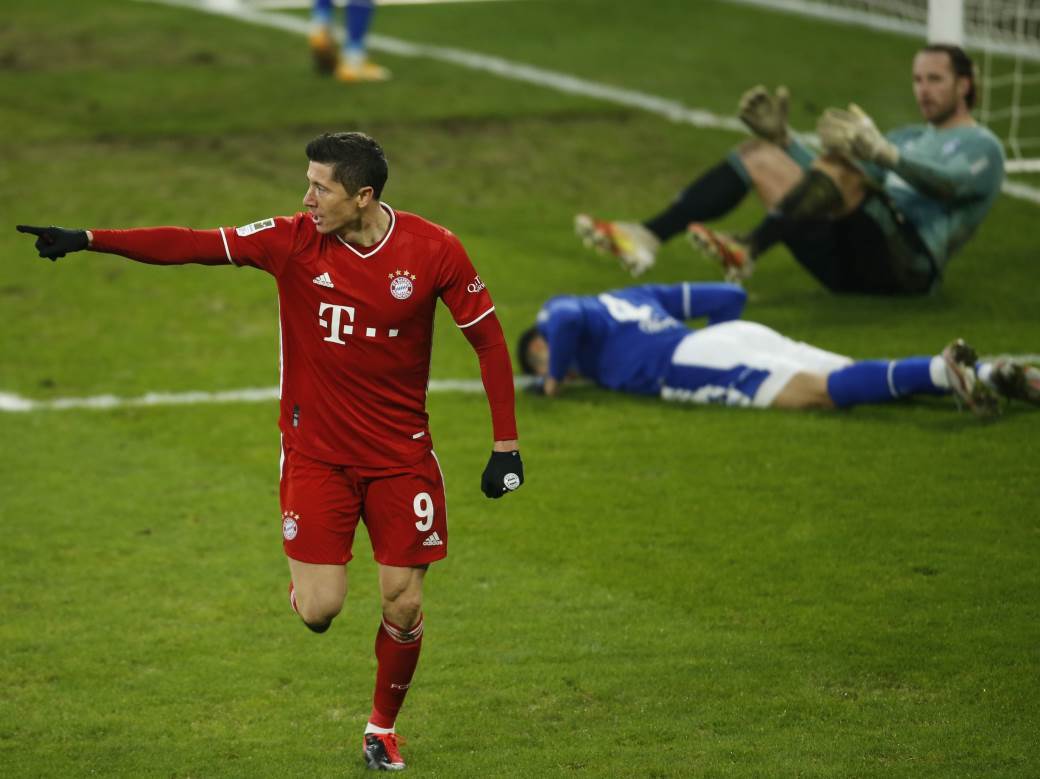  Šalke - Bajern Minhen 0:4 Bundesliga 18. kolo Robert Levandovski rekorder gol na osam gostovanja 