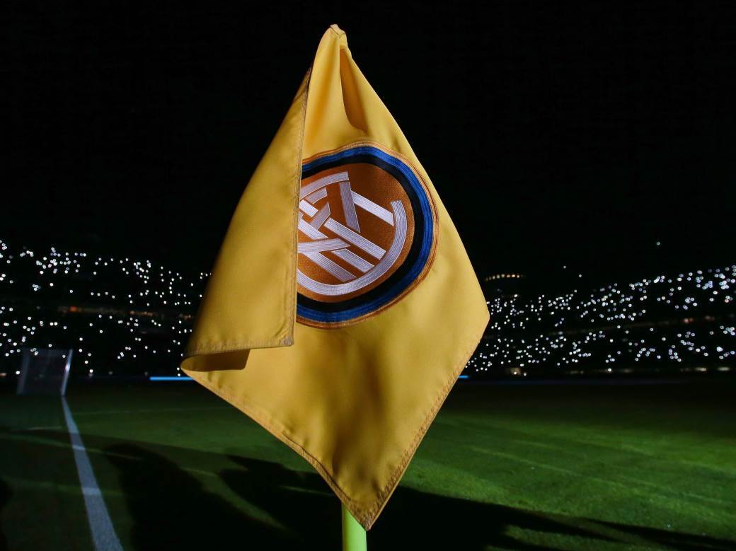  Procurio novi grb Intera: Navijači uzalud paničili, milanska moda! (FOTO) 