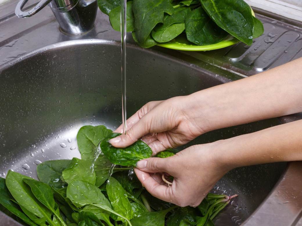  Nutricionistkinja otkrila najveće greške sa spanaćem: Ako ga ovako čuvate, upropastićete ga, a jednu vrstu ne kupujte! 