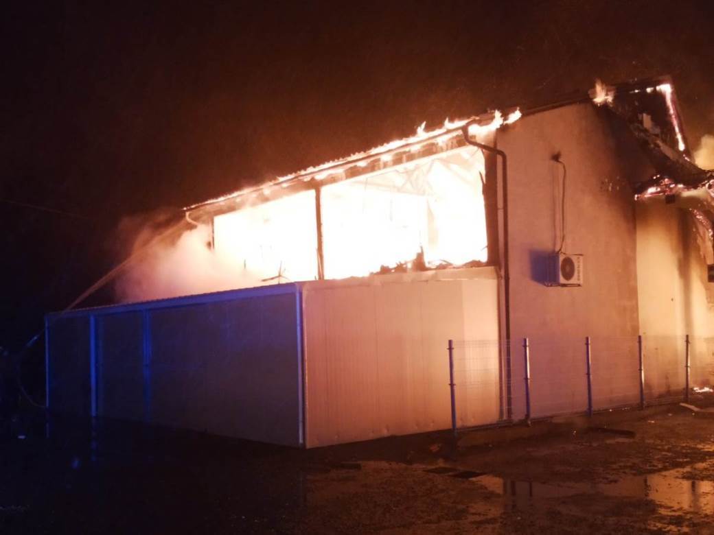  Izgorio cijeli sprat autobuske stanice i kafić u Šekovićima 