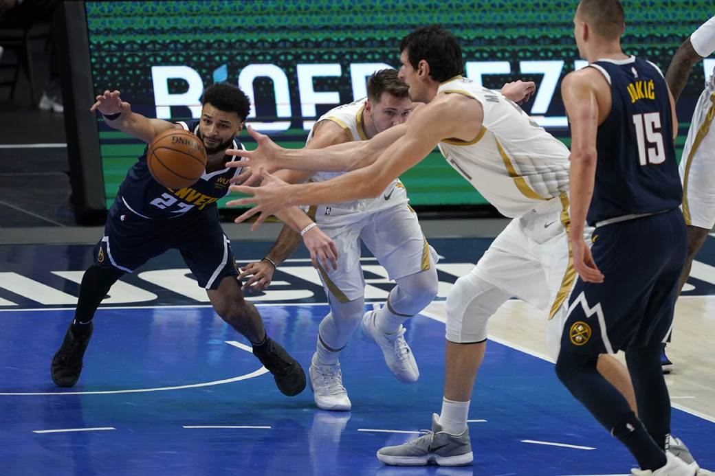  Vlasnik Dalasa Mark Kjuba ukinuo je izvođenje američke himne pre početka utakmice 