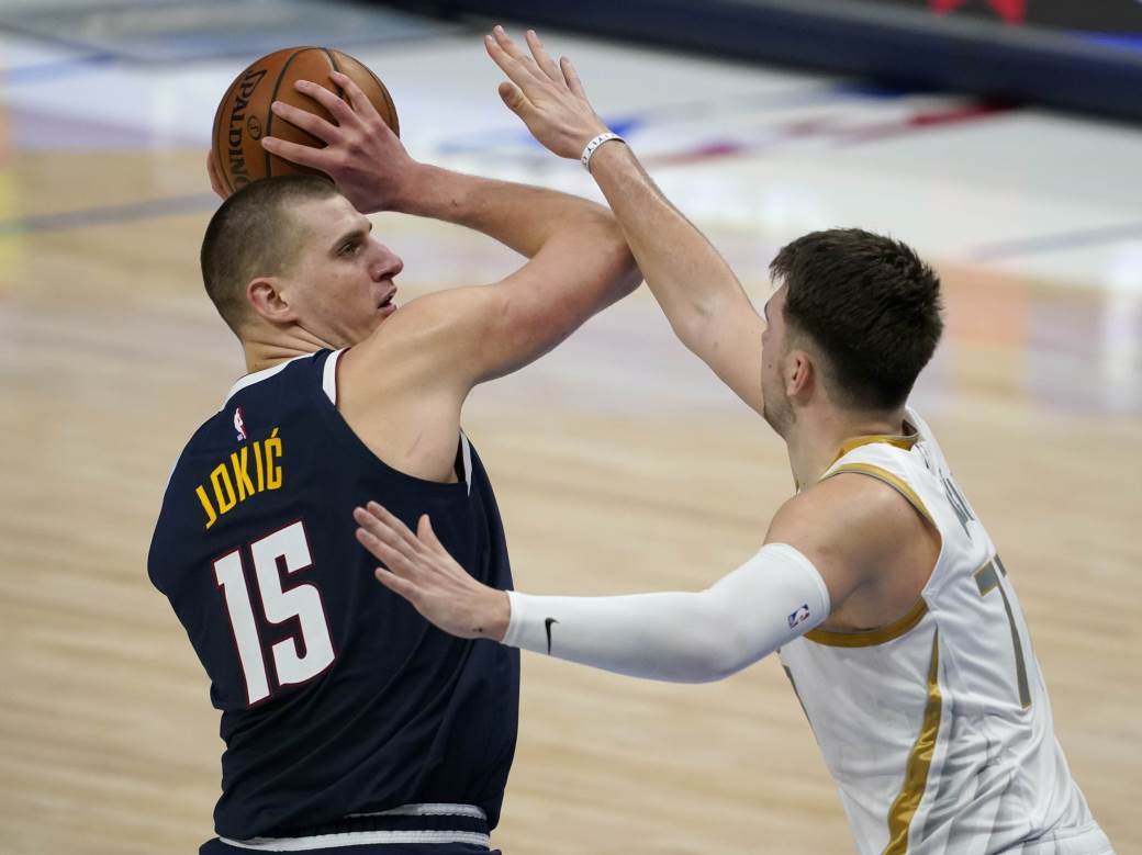  nikola-jokic-20-poena-denver-dalas-117-113-luka-doncic-tripl-dabl-35-poena-video 