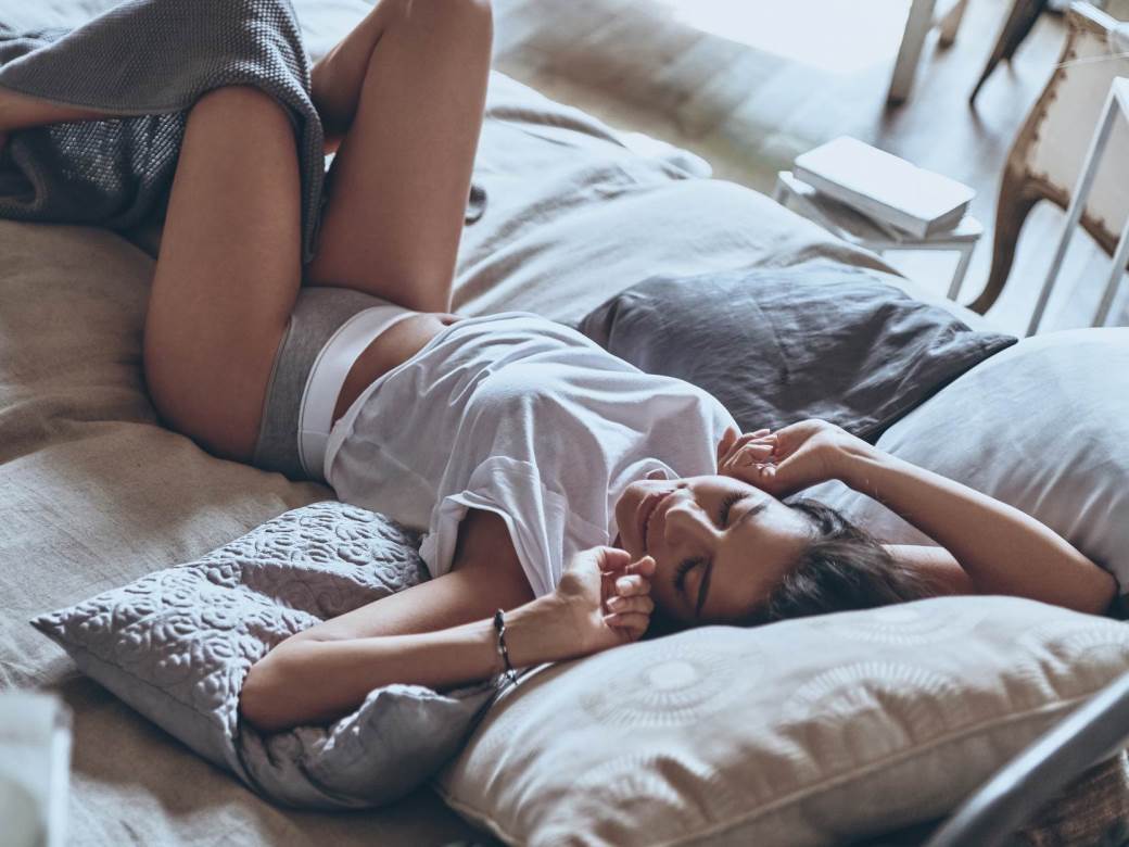  Šta odjeća u kojoj spavate otkriva o vama? Spavaćica je za misteriozne, donji veš za nervozne, a stara majica... 